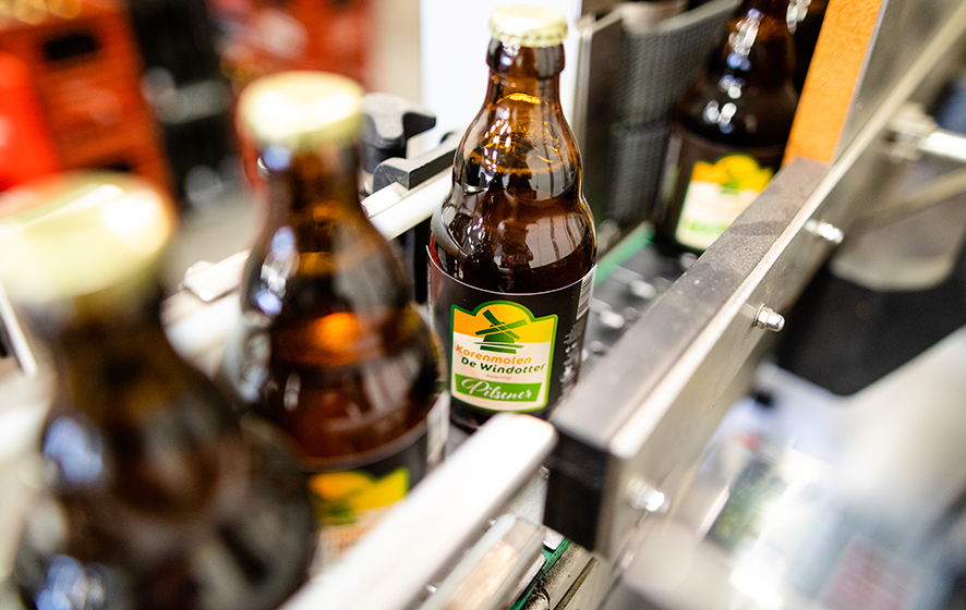 Bieren in etiketeermachine
