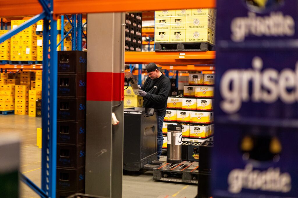 Orderpicker in het magazijn