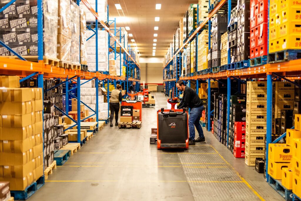 Orderpicker in het magazijn