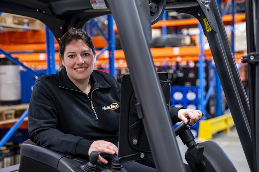 Multi Bier vrouw op heftruck