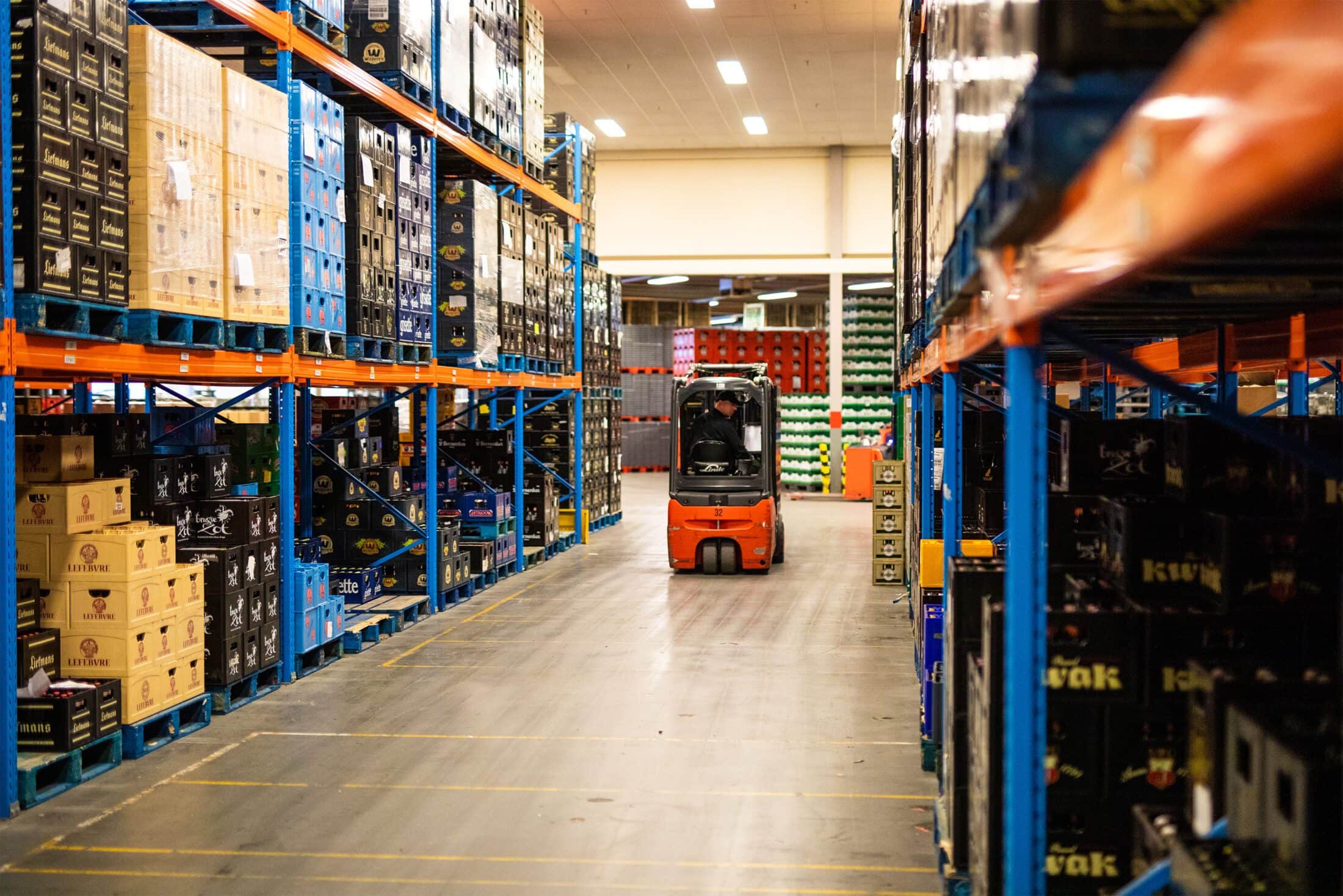 Orderpicker in magazijn Multi Bier