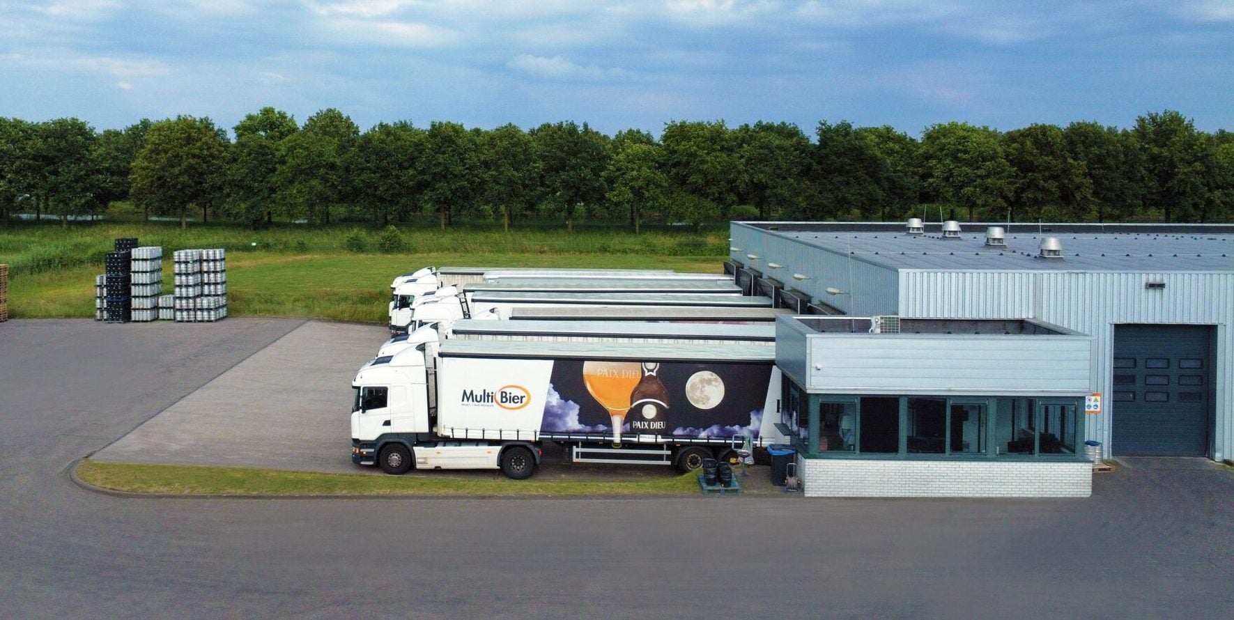 Vrachtwagens bij laaddocks Multi Bier