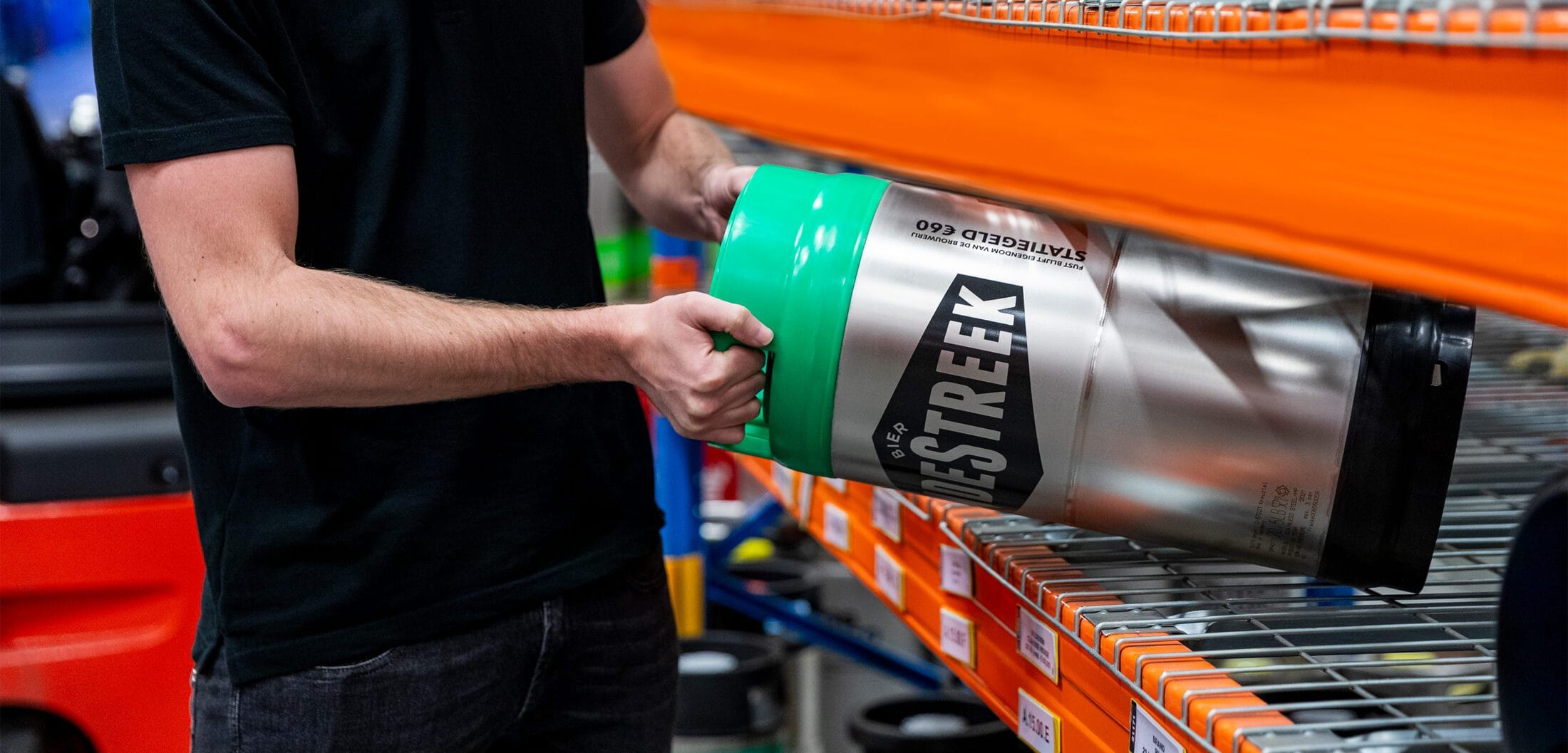 Multi Bier persoon met fust in handen